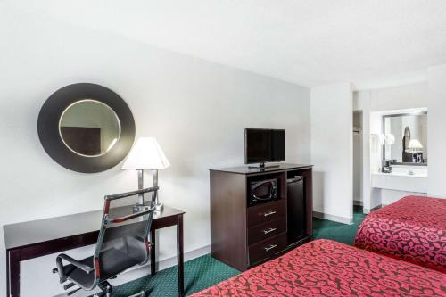 Days Inn by Wyndham Hendersonville in Hendersonville, USA