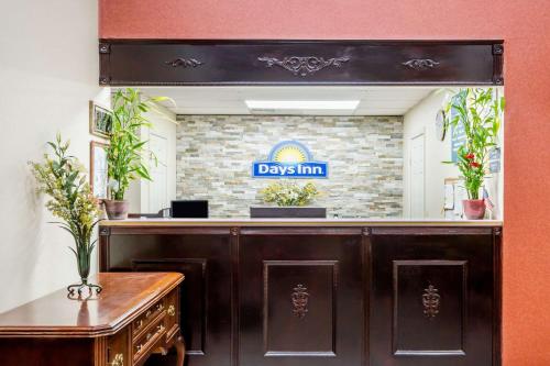 Days Inn by Wyndham Hendersonville