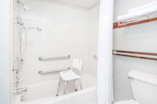 Days Inn by Wyndham Hendersonville in Hendersonville, USA