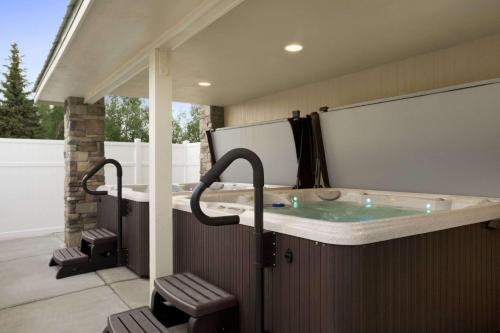 Days Inn & Suites by Wyndham Gunnison - main image