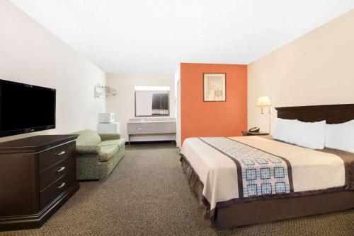 Days Inn by Wyndham Hobbs - image 9