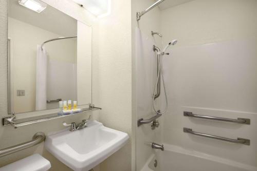 King Room - Disability Access - Non-Smoking