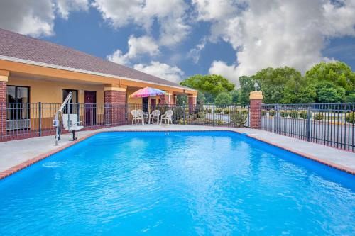 Days Inn by Wyndham Moulton - image 9