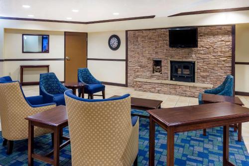 Days Inn & Suites by Wyndham Bridgeport - Clarksburg