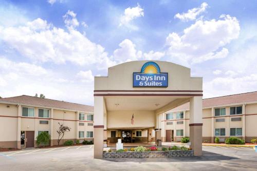 Days Inn & Suites by Wyndham Bridgeport - Clarksburg in Bridgeport, USA