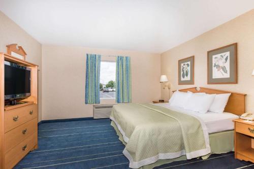 Days Inn & Suites by Wyndham Bridgeport - Clarksburg