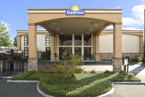 . Days Inn & Suites by Wyndham Tuscaloosa - Univ. of Alabama