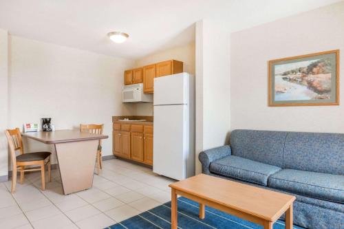 Days Inn & Suites by Wyndham Bridgeport - Clarksburg