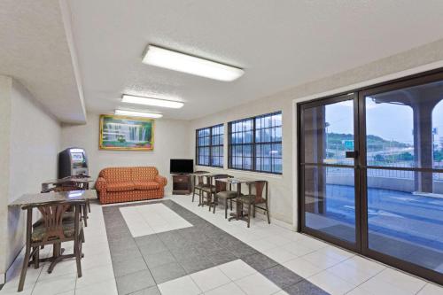 Days Inn by Wyndham Downtown-Nashville West Trinity Lane - image 6