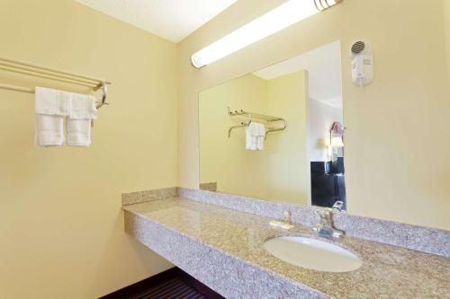 Days Inn by Wyndham Downtown-Nashville West Trinity Lane - image 7