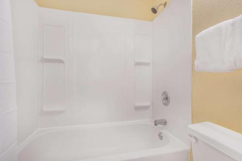 Days Inn by Wyndham Spartanburg Waccamaw - image 2