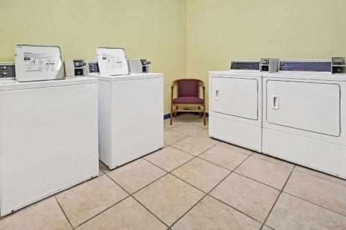 Days Inn by Wyndham Norfolk Military Circle – Norfolk, VA