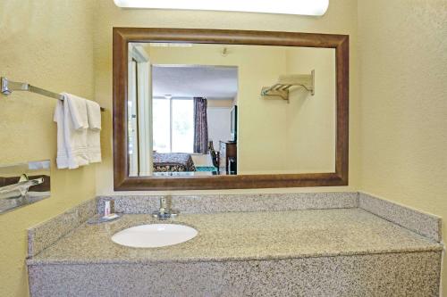 Days Inn by Wyndham Norfolk Military Circle - image 7