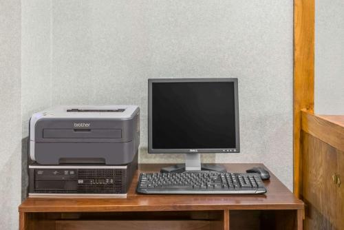 Days Inn by Wyndham St Clairsville - image 2