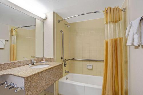 Days Inn by Wyndham Norfolk Military Circle in Norfolk, USA