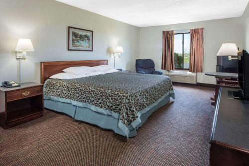 Days Inn by Wyndham Pontoon Beach - image 8
