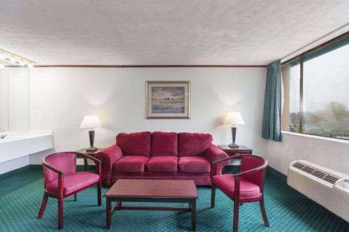 Schenectady Inn Located in Schenectady, Days Inn Schenectady is a perfect starting point from which to explore Schenectady (NY). The hotel offers a wide range of amenities and perks to ensure you have a great time. F