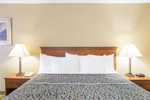 Days Inn by Wyndham Ripley - image 9