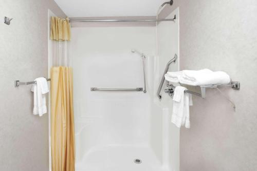 Days Inn by Wyndham Morristown - image 11
