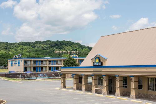 Days Inn by Wyndham Staunton South