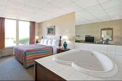 King Suite with Jetted Tub - Exterior Corridor/Non-Smoking