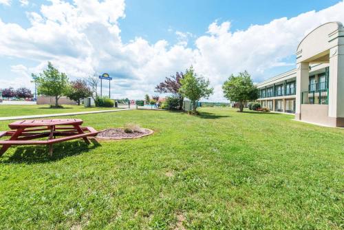 Days Inn by Wyndham Elizabethtown - image 9