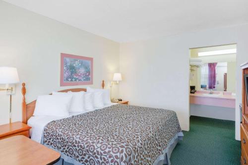Days Inn by Wyndham Newport - image 6
