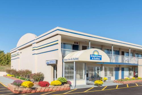 Days Inn & Suites by Wyndham Dayton North - image 14