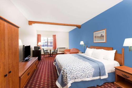 Days Inn & Suites by Wyndham Lordsburg - image 4