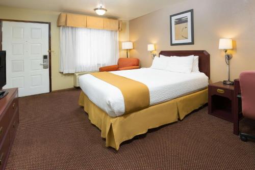 Queen Room with Mobility/Hearing Access - Non-Smoking