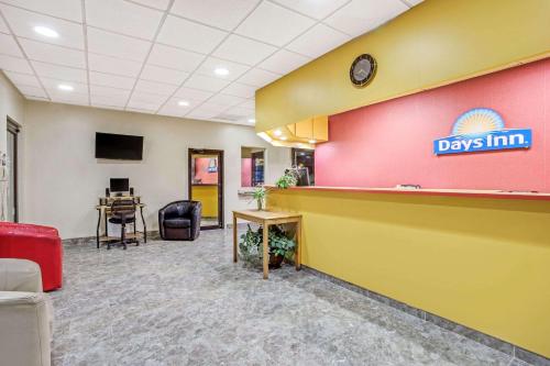 大堂, 布雷登頓戴斯酒店 - 近海灣 (Days Inn by Wyndham Bradenton - Near the Gulf) in 布拉丁頓 (FL)