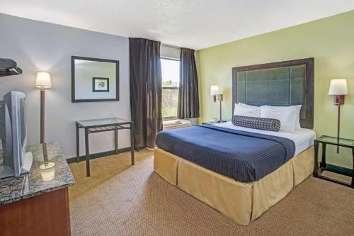 Days Inn by Wyndham Great Lakes - N. Chicago