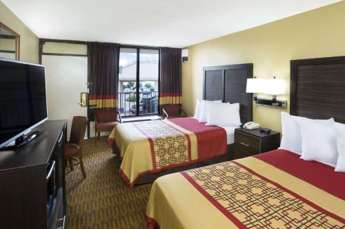 Days Inn by Wyndham Columbus-North Fort Moore in Columbus, USA