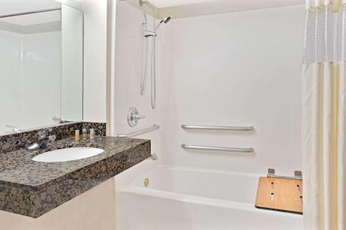 Days Inn & Suites by Wyndham Laurel Near Fort Meade in Laurel, USA