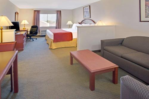 Days Inn & Suites by Wyndham Laurel Near Fort Meade in Laurel, USA