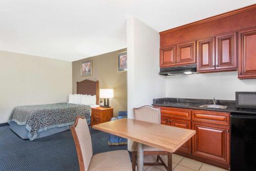 Days Inn by Wyndham Arlington Pentagon - image 6