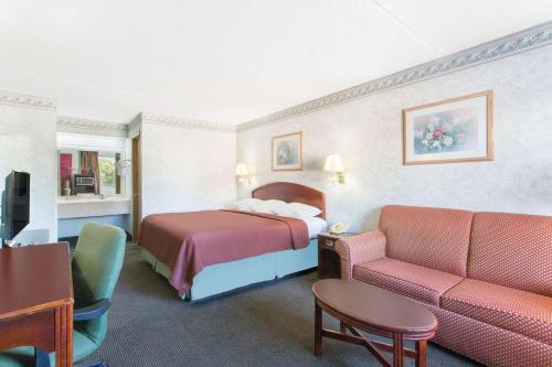 Days Inn & Suites by Wyndham Bentonville in Bentonville, USA