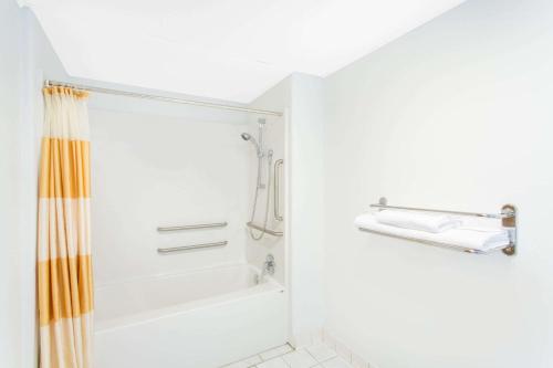 Days Inn & Suites by Wyndham Bentonville in Bentonville, USA