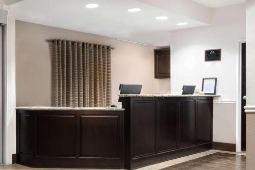 Days Inn & Suites by Wyndham Dallas