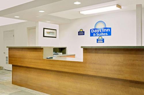 Days Inn & Suites by Wyndham Needles