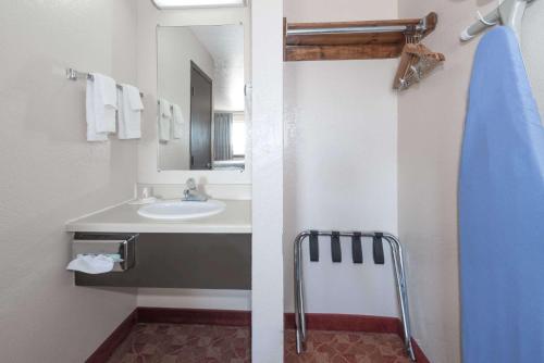 Days Inn by Wyndham Russell - image 3