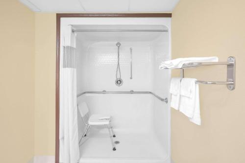 Days Inn by Wyndham Fayetteville - image 5