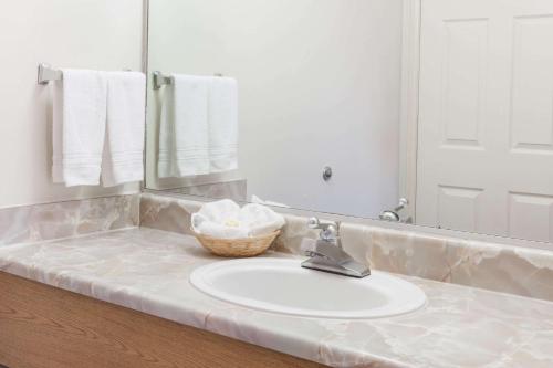 Days Inn by Wyndham Castaic Six Flags Magic Mountain in Castaic, USA