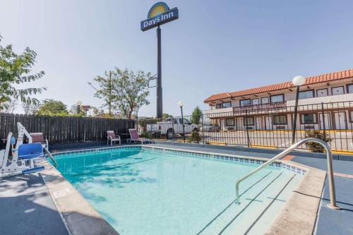 Days Inn by Wyndham Castaic Six Flags Magic Mountain