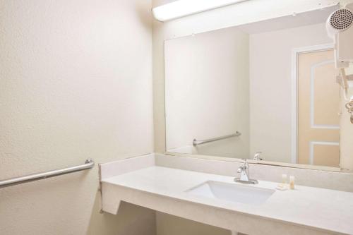 Days Inn by Wyndham Bastrop in Bastrop, USA
