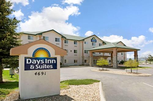 Days Inn & Suites by Wyndham Castle Rock - Hotel