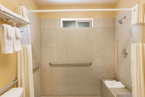 Days Inn by Wyndham King City - image 3