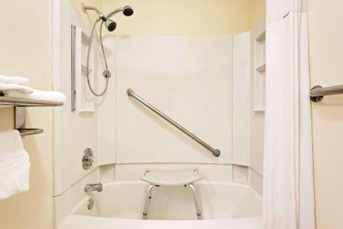 Days Inn by Wyndham Fairmont - image 2