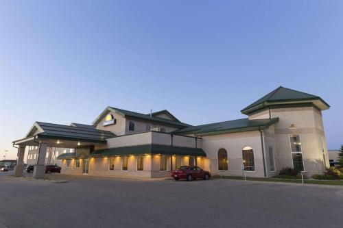 Days Inn & Suites by Wyndham Winkler