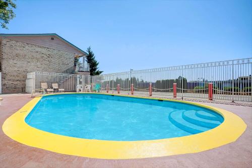 Days Inn by Wyndham Everett - image 2